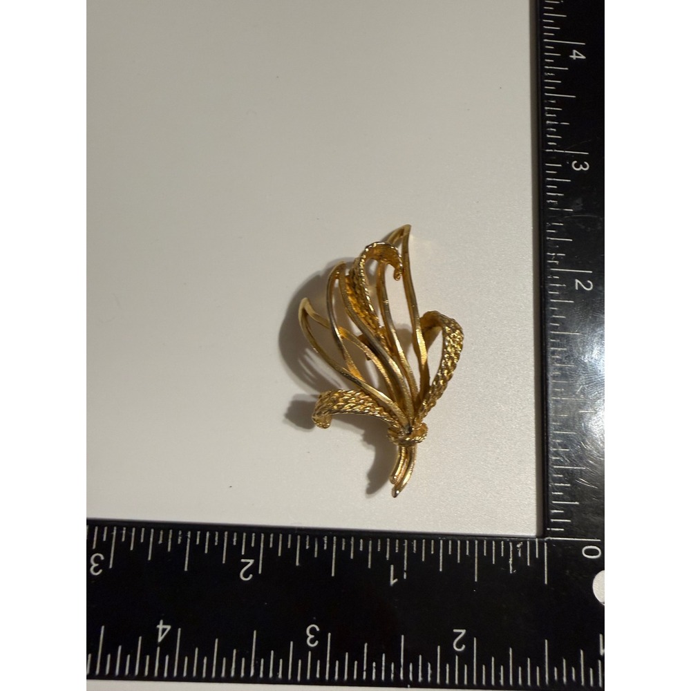 Vintage Gold Tone Floral Spray Brooch Textured‎ Ribbon Botanical Pin